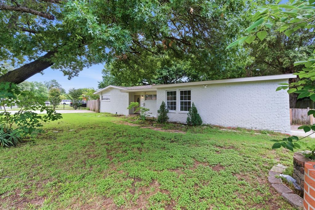 2204 Dunloe Avenue Property Photo 4