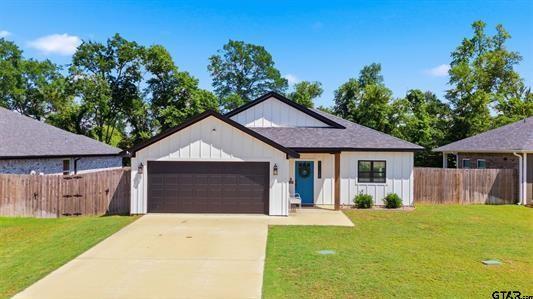 17018 Crossing Circle Property Photo 1