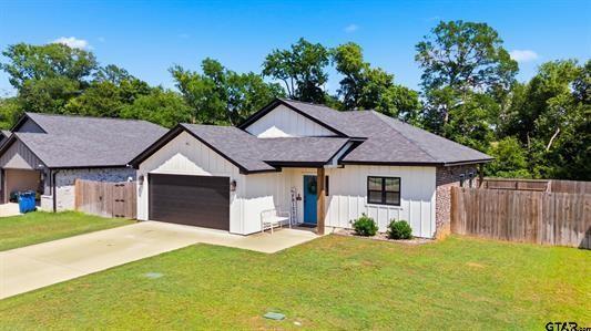 17018 Crossing Circle Property Photo 2