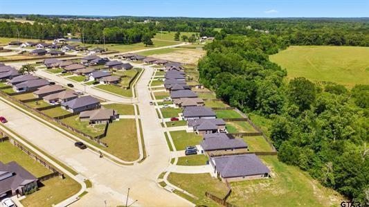 17018 Crossing Circle Property Photo 4