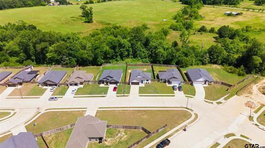 17018 Crossing Circle Property Photo 5