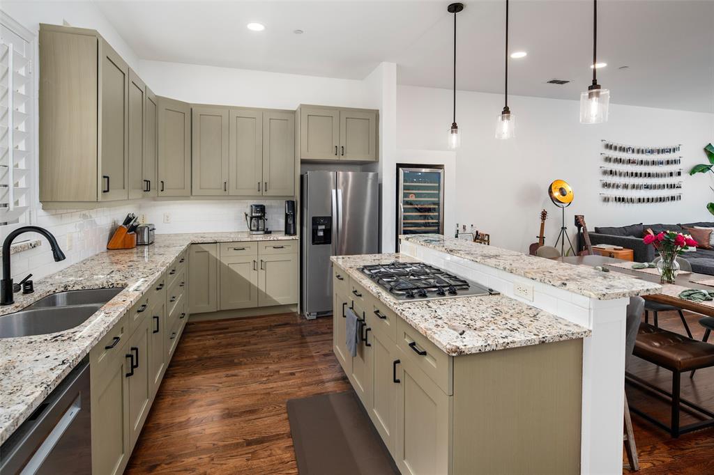 2411 N Hall Street 38 Property Photo 6