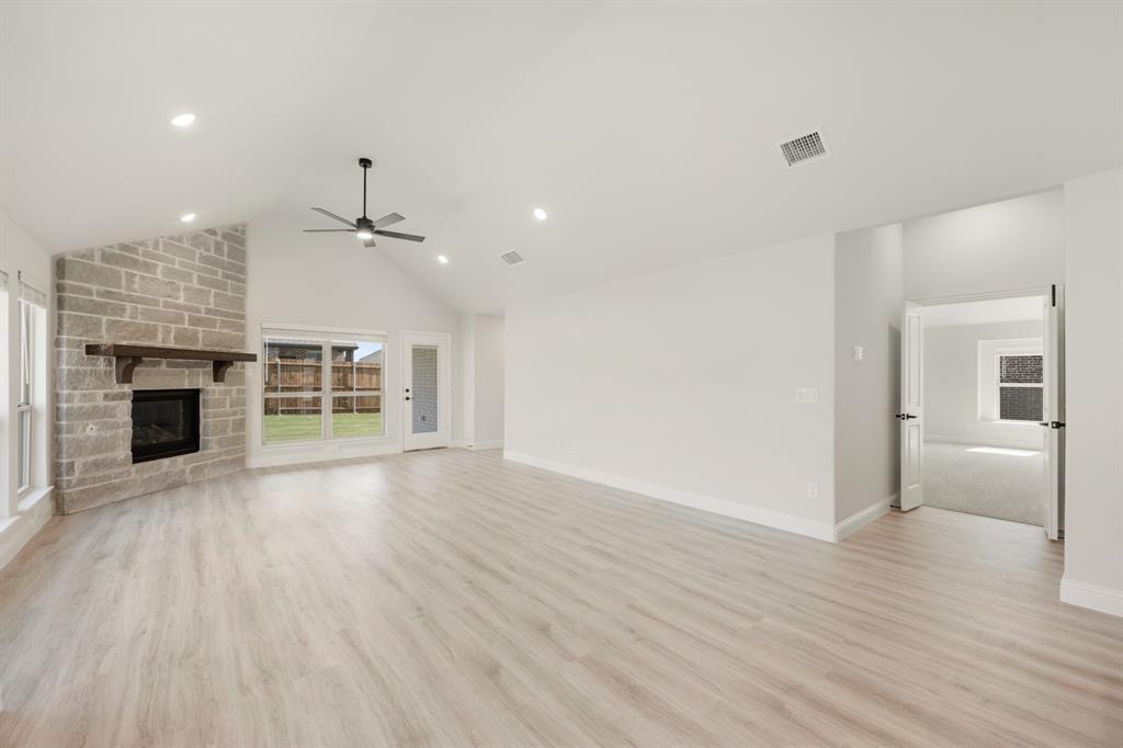 916 Greenleaf Court Property Photo 17