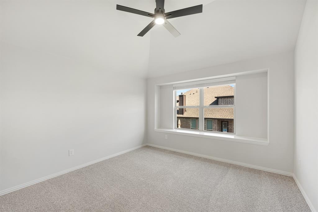 916 Greenleaf Court Property Photo 32