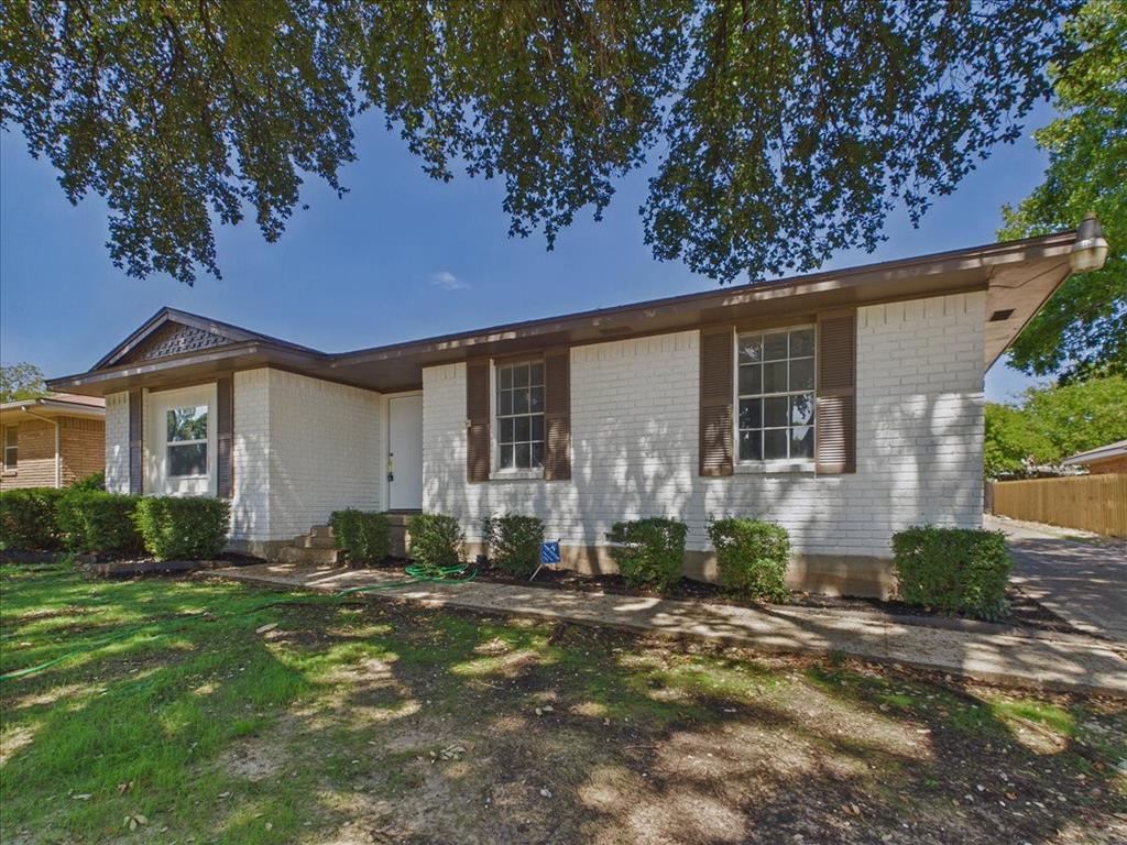 1211 Robin Glen Drive Property Photo 2