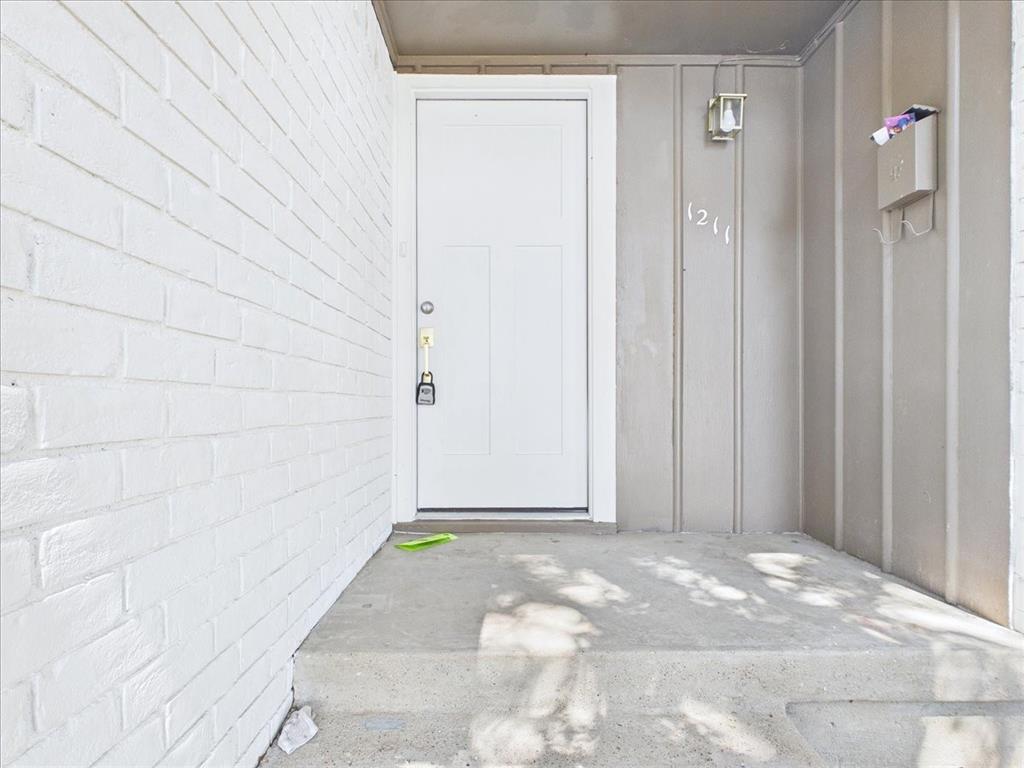 1211 Robin Glen Drive Property Photo 3