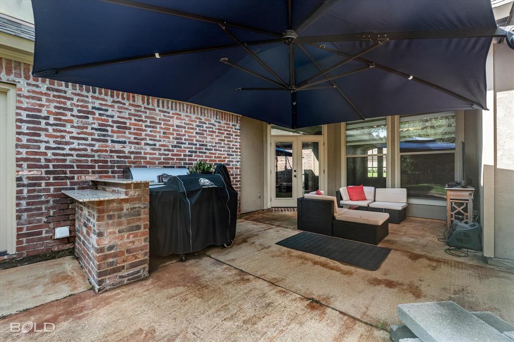 2220 Forest Hills Boulevard Property Photo 8