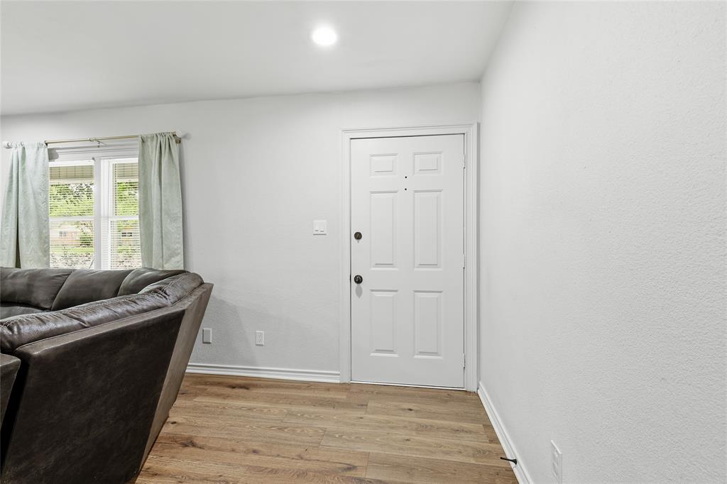 588 Pine Street Property Photo 6