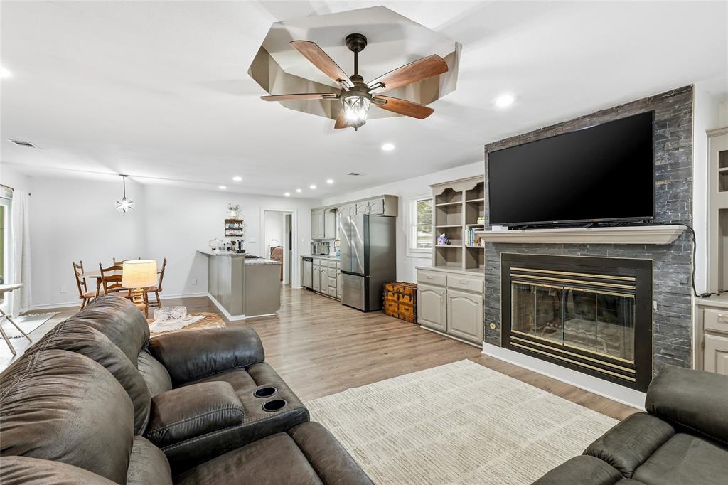 588 Pine Street Property Photo 8