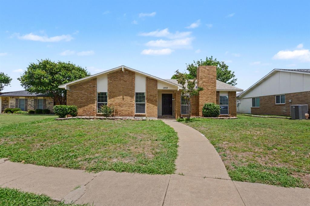 1205 Crestwood Court Property Photo 2