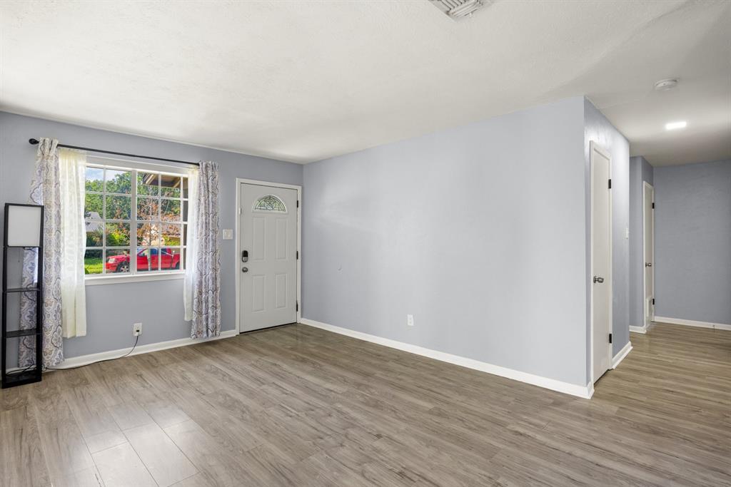 401 Langley Avenue Property Photo 4