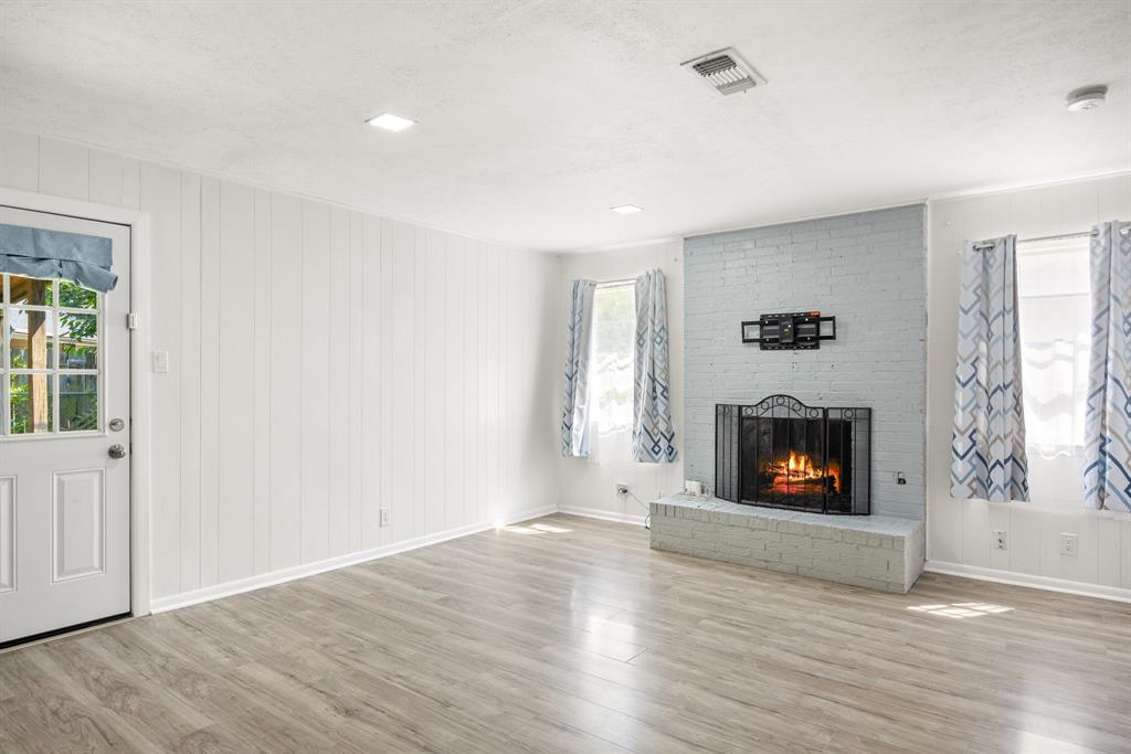 401 Langley Avenue Property Photo 6