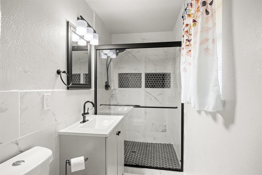 401 Langley Avenue Property Photo 10