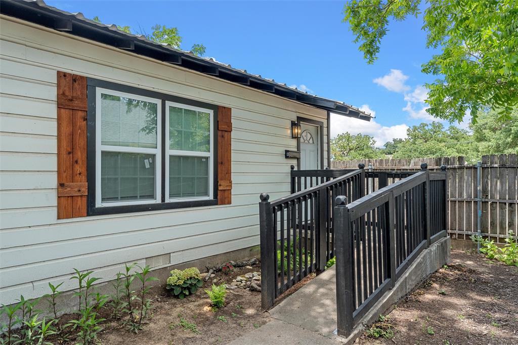 1103 E Leon Street Property Photo 1