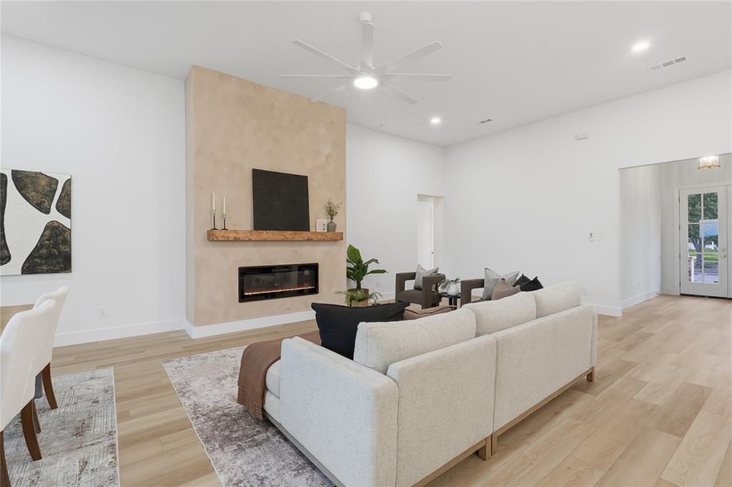 1004 Devonshire Drive Property Photo 11