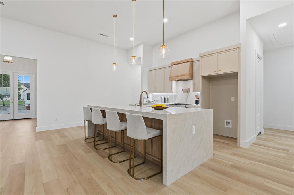 1004 Devonshire Drive Property Photo 12