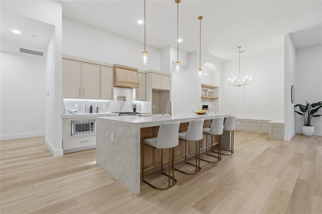 1004 Devonshire Drive Property Photo 14