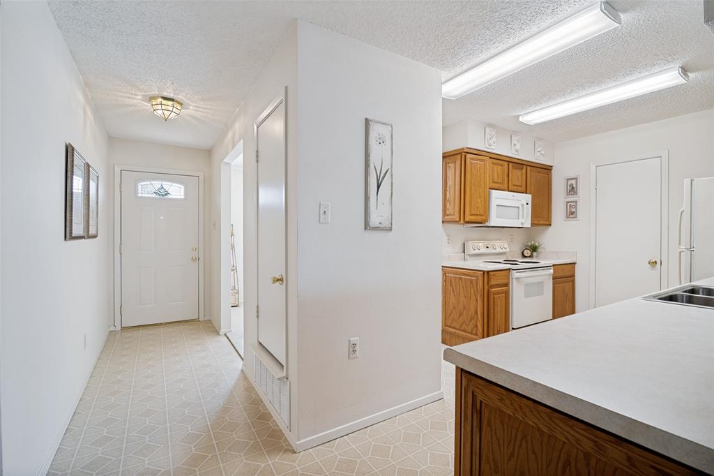 1728 Roundrock Trail Property Photo 4