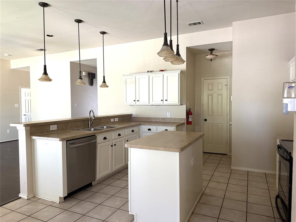 2406 Hillside Drive Property Photo 3