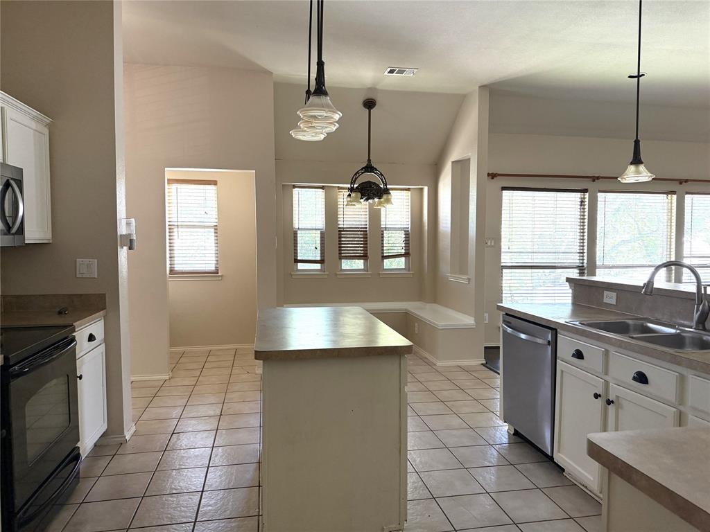 2406 Hillside Drive Property Photo 5