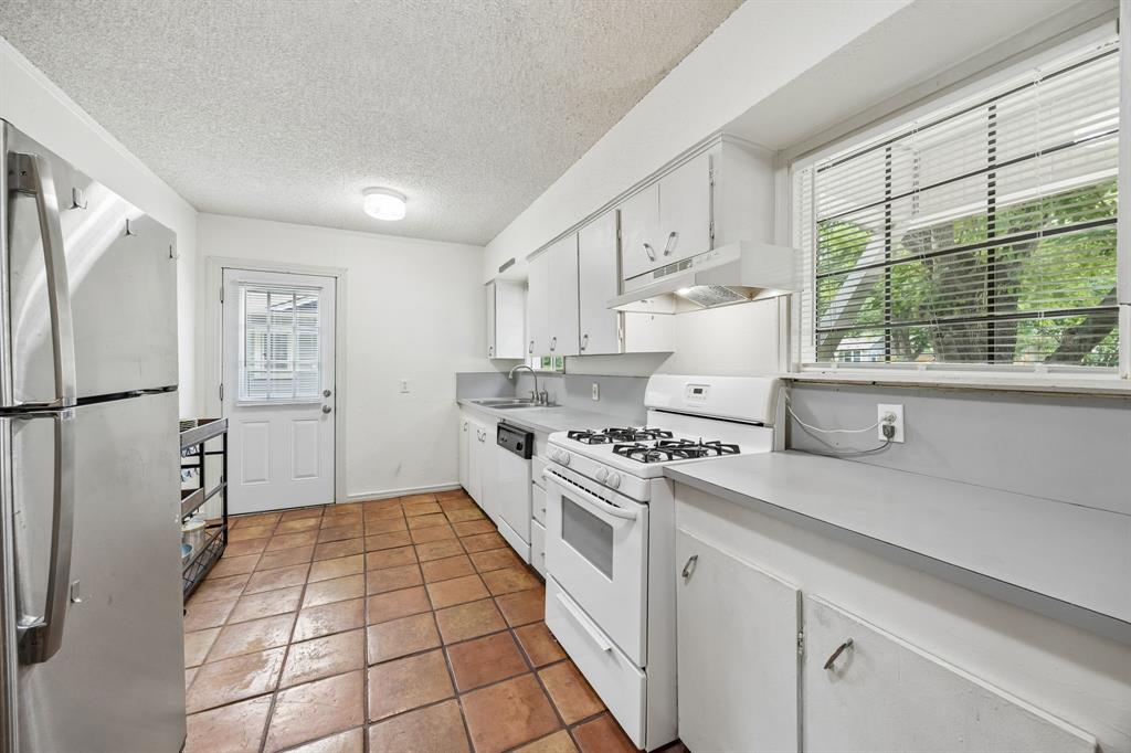 4821 Calmont Avenue Property Photo 7