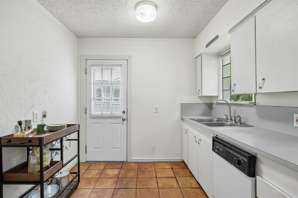 4821 Calmont Avenue Property Photo 8