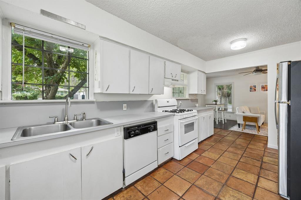 4821 Calmont Avenue Property Photo 9