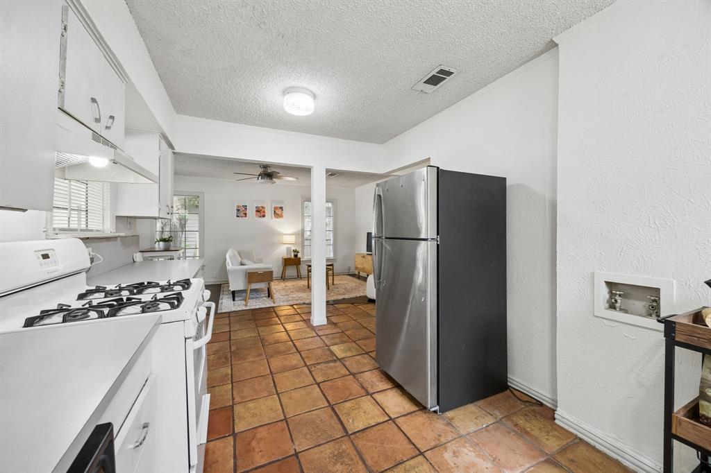 4821 Calmont Avenue Property Photo 10