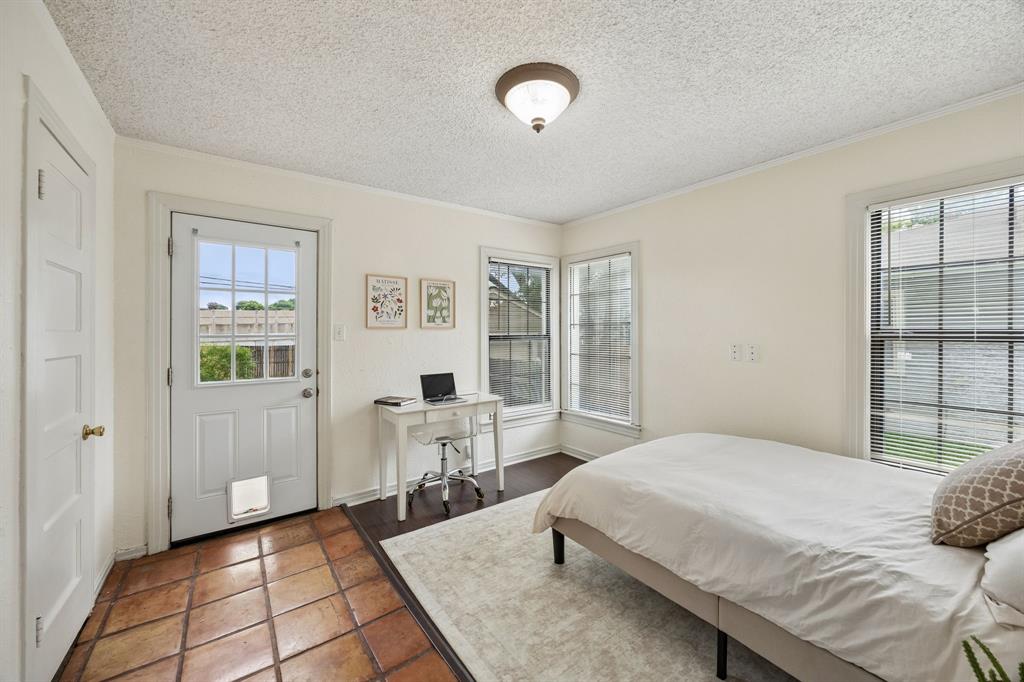 4821 Calmont Avenue Property Photo 11