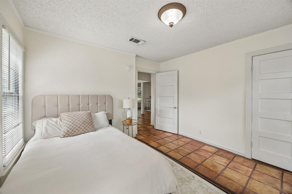 4821 Calmont Avenue Property Photo 12