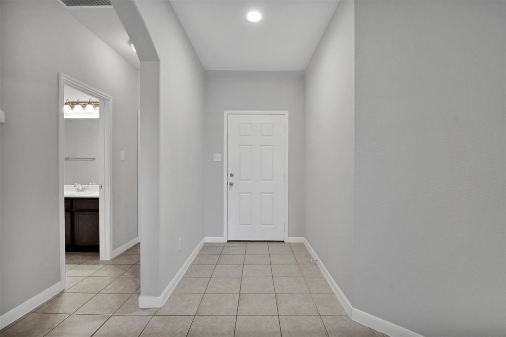 5100 Royal Springs Drive Property Photo 5