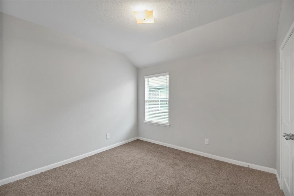 5100 Royal Springs Drive Property Photo 8
