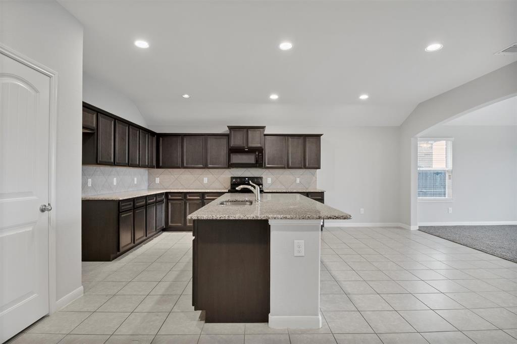 5100 Royal Springs Drive Property Photo 12