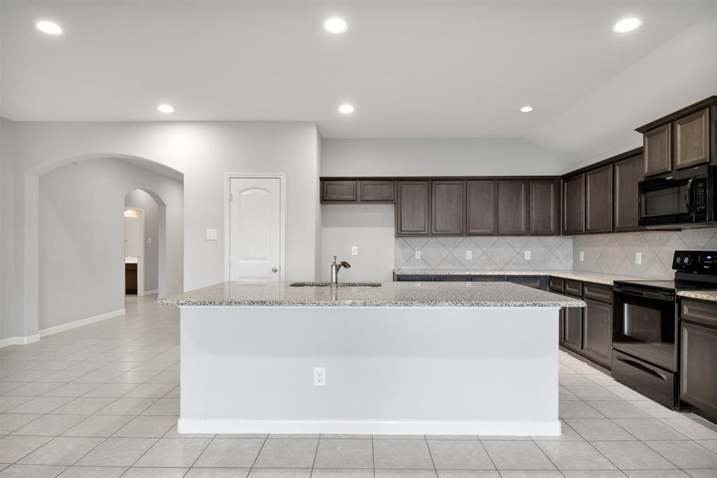5100 Royal Springs Drive Property Photo 13