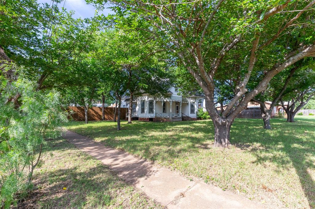 601 W 3rd Street Property Photo 4