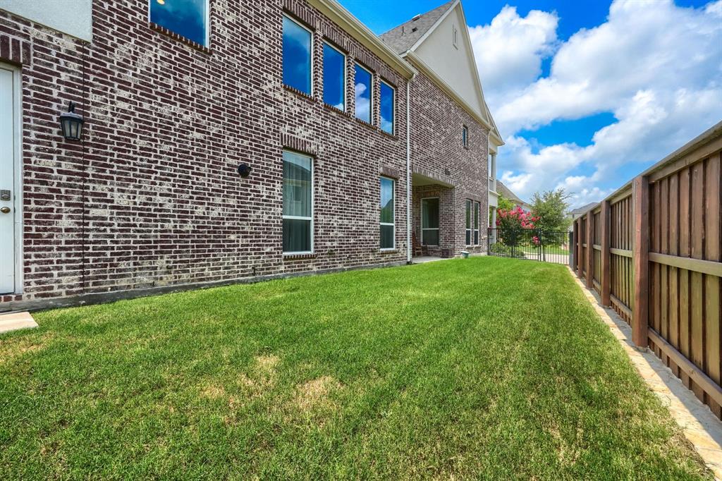 1037 Sarah Street Property Photo 36