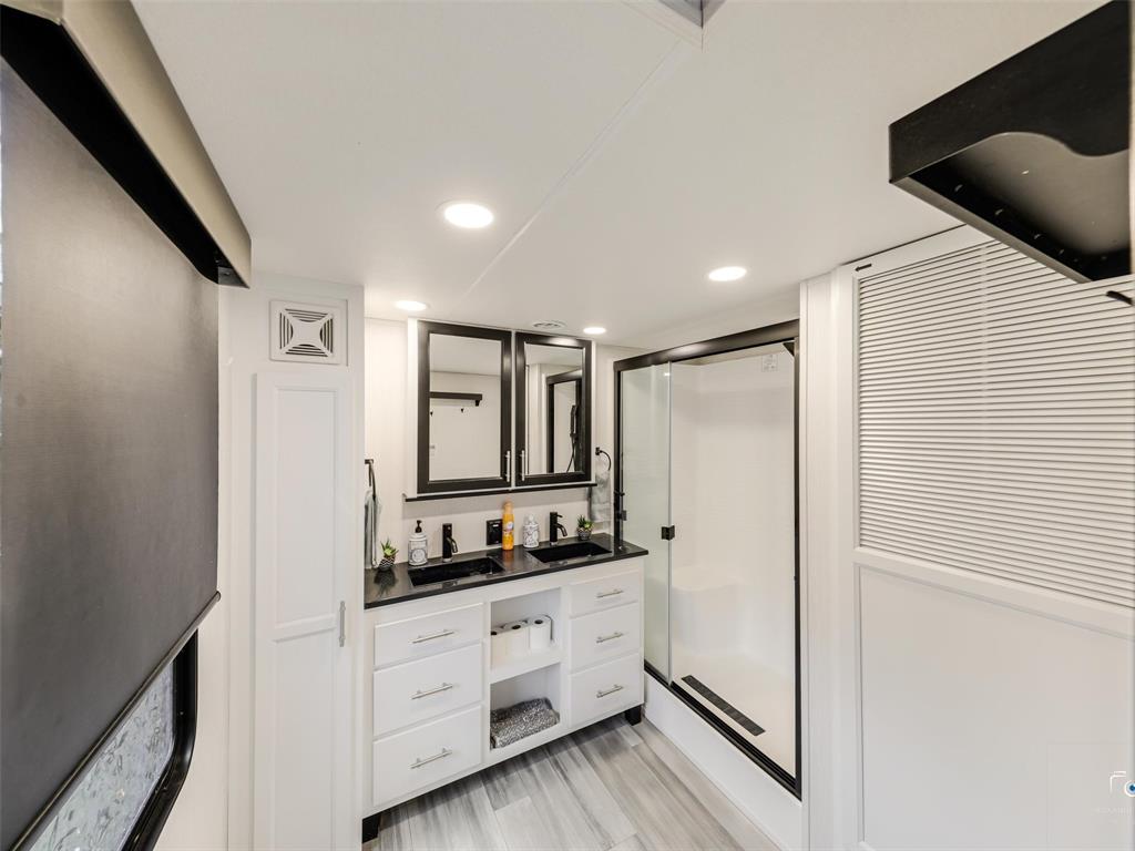16064 Mulberry Drive Property Photo 6