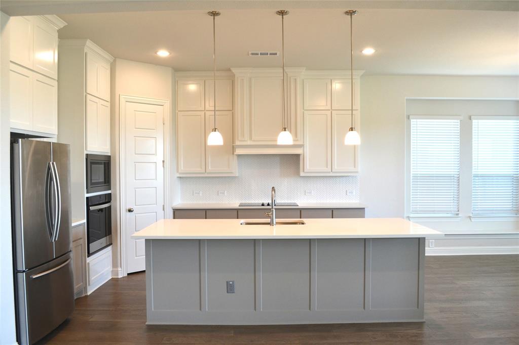 3834 Foot Hills Drive Property Photo 4