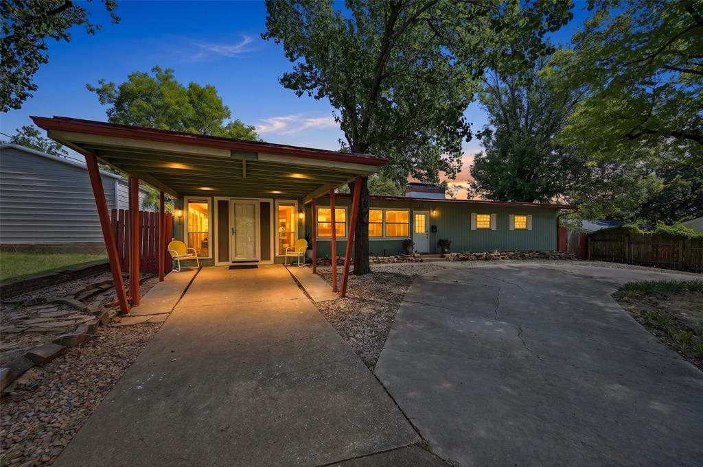 513 W Easy Street Property Photo 2