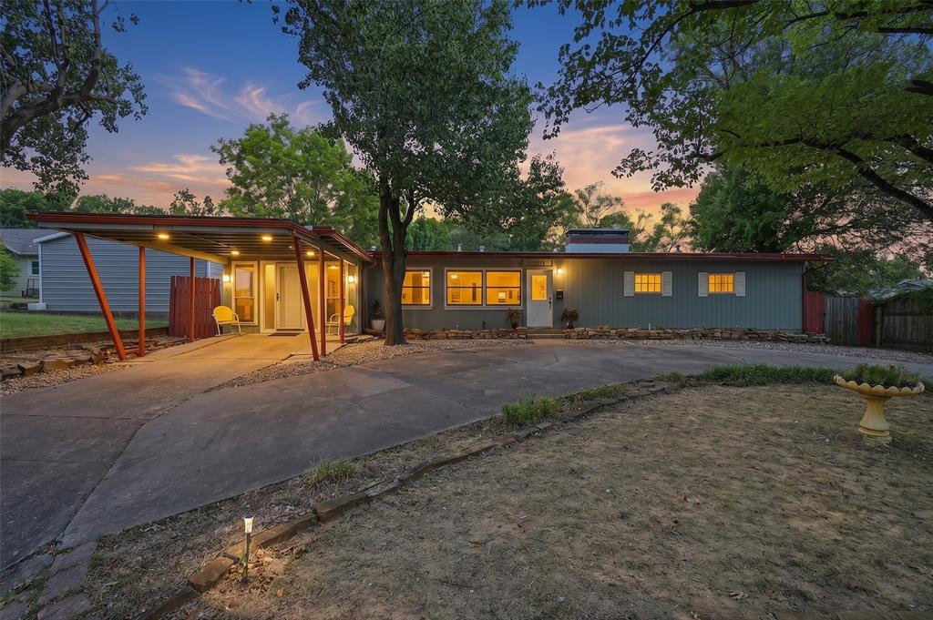 513 W Easy Street Property Photo 3