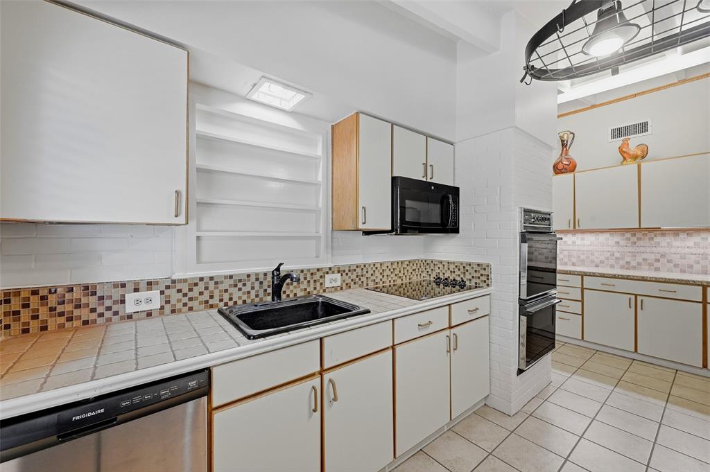 513 W Easy Street Property Photo 9