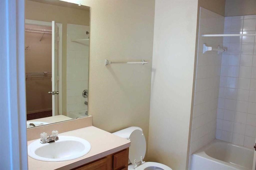 400 Central Park Drive Property Photo 5