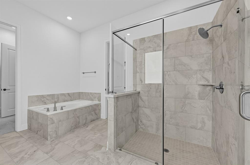 2412 Cottonwood Manor Property Photo 4