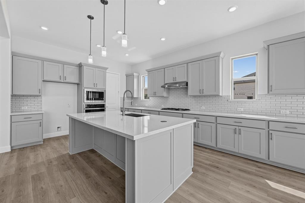 2412 Cottonwood Manor Property Photo 6
