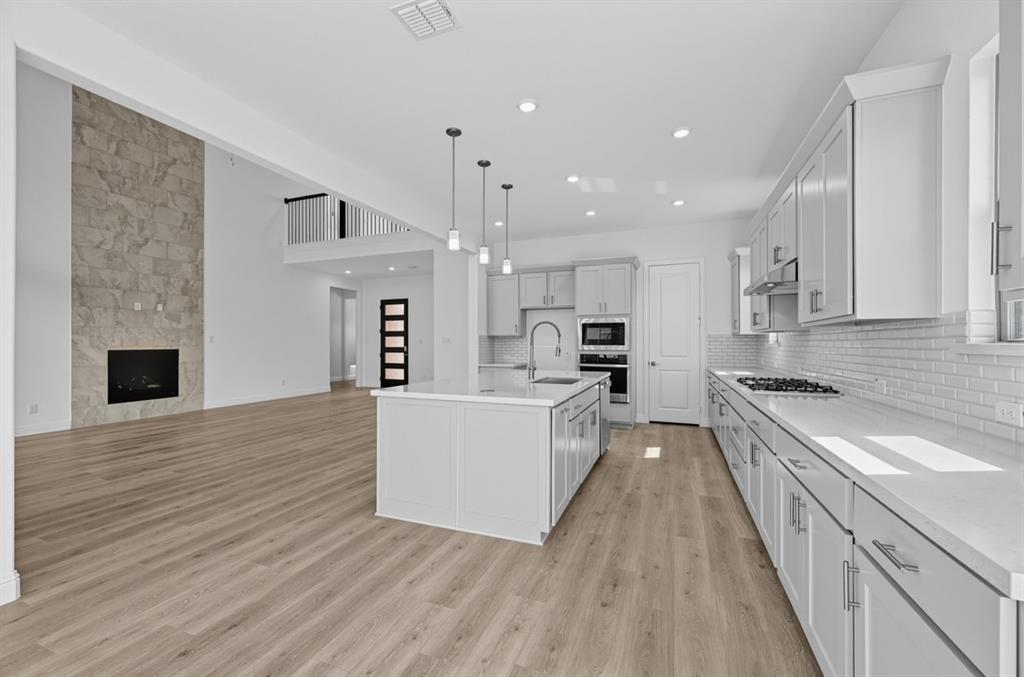 2412 Cottonwood Manor Property Photo 8