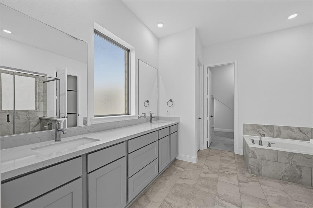 2412 Cottonwood Manor Property Photo 13