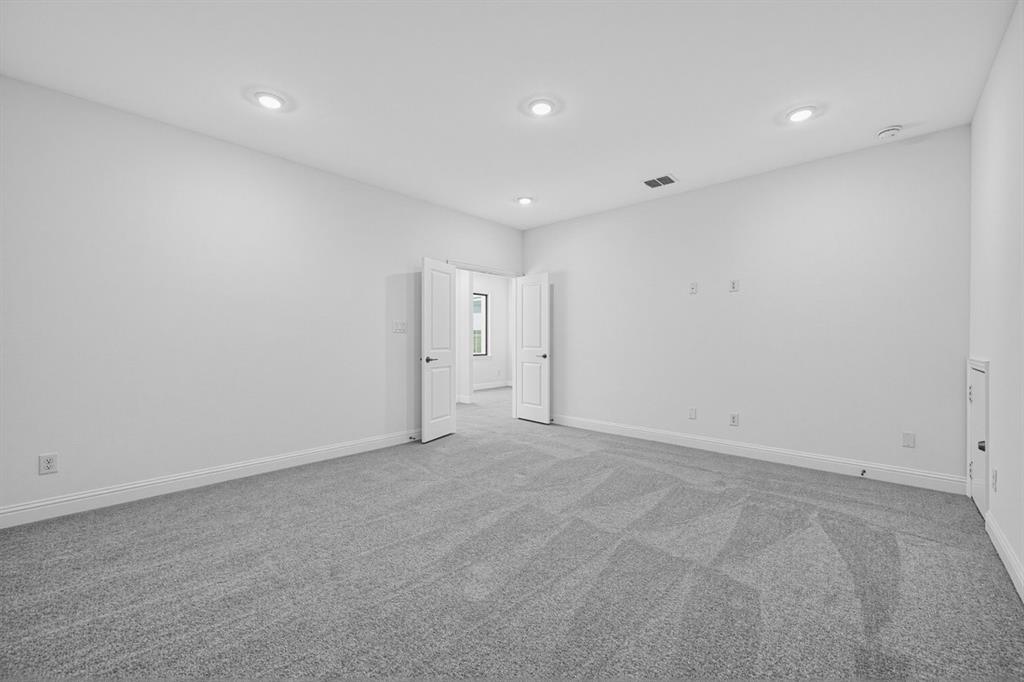 2412 Cottonwood Manor Property Photo 17
