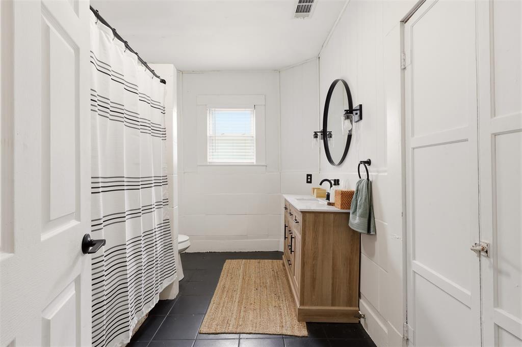 908 N Winnetka Avenue Property Photo 11