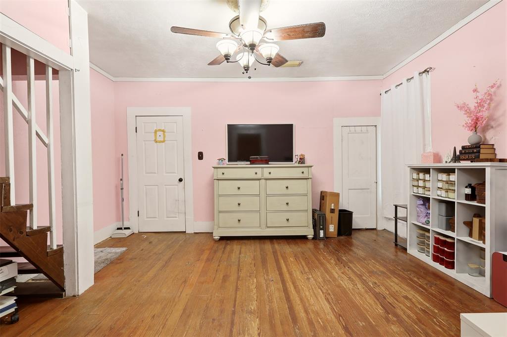 908 N Winnetka Avenue Property Photo 16