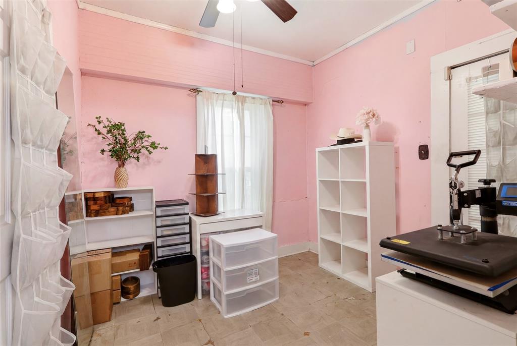 908 N Winnetka Avenue Property Photo 17